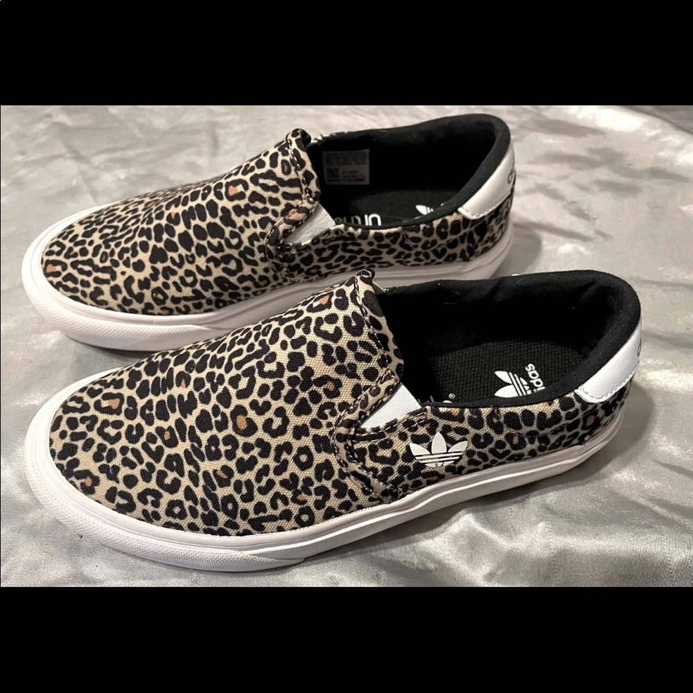 Adidas cheetah print court rallye slip